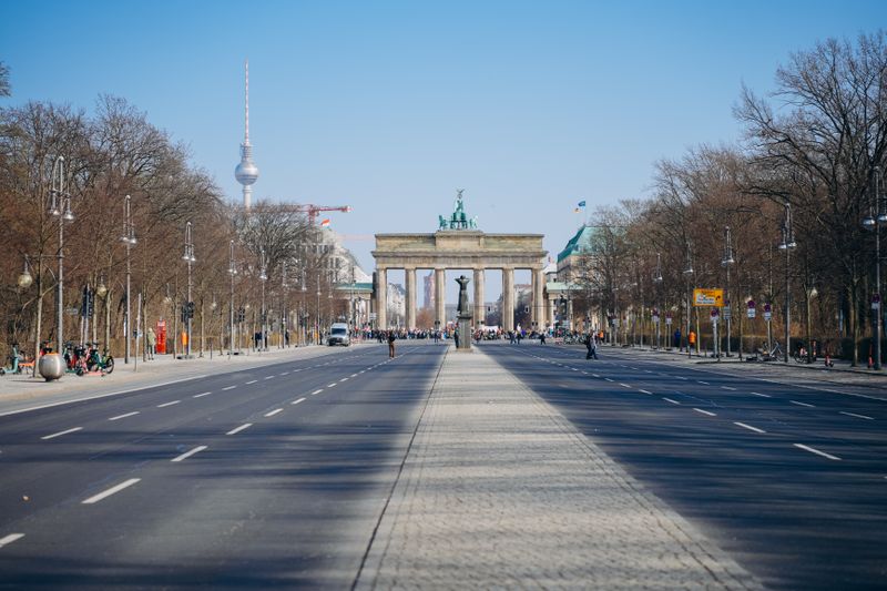 Brandenburg Kapısı ve Berlin Televizyon Kulesi