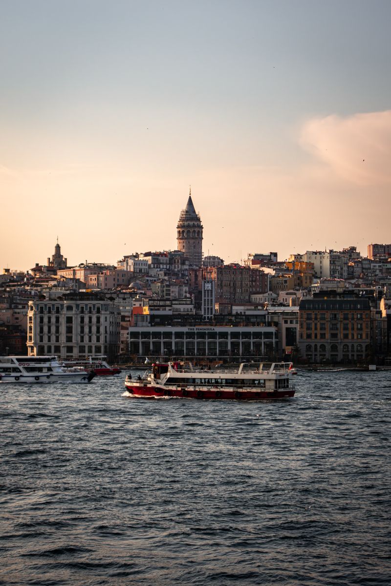 Gün batımında Galata Kulesi ve Haliç